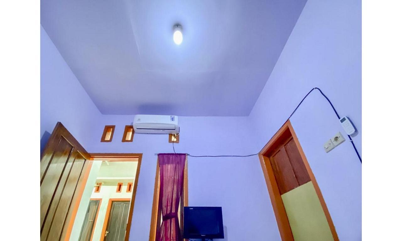 Готель Griya Asri Syariah Mitra Reddoorz Rogojampi Екстер'єр фото
