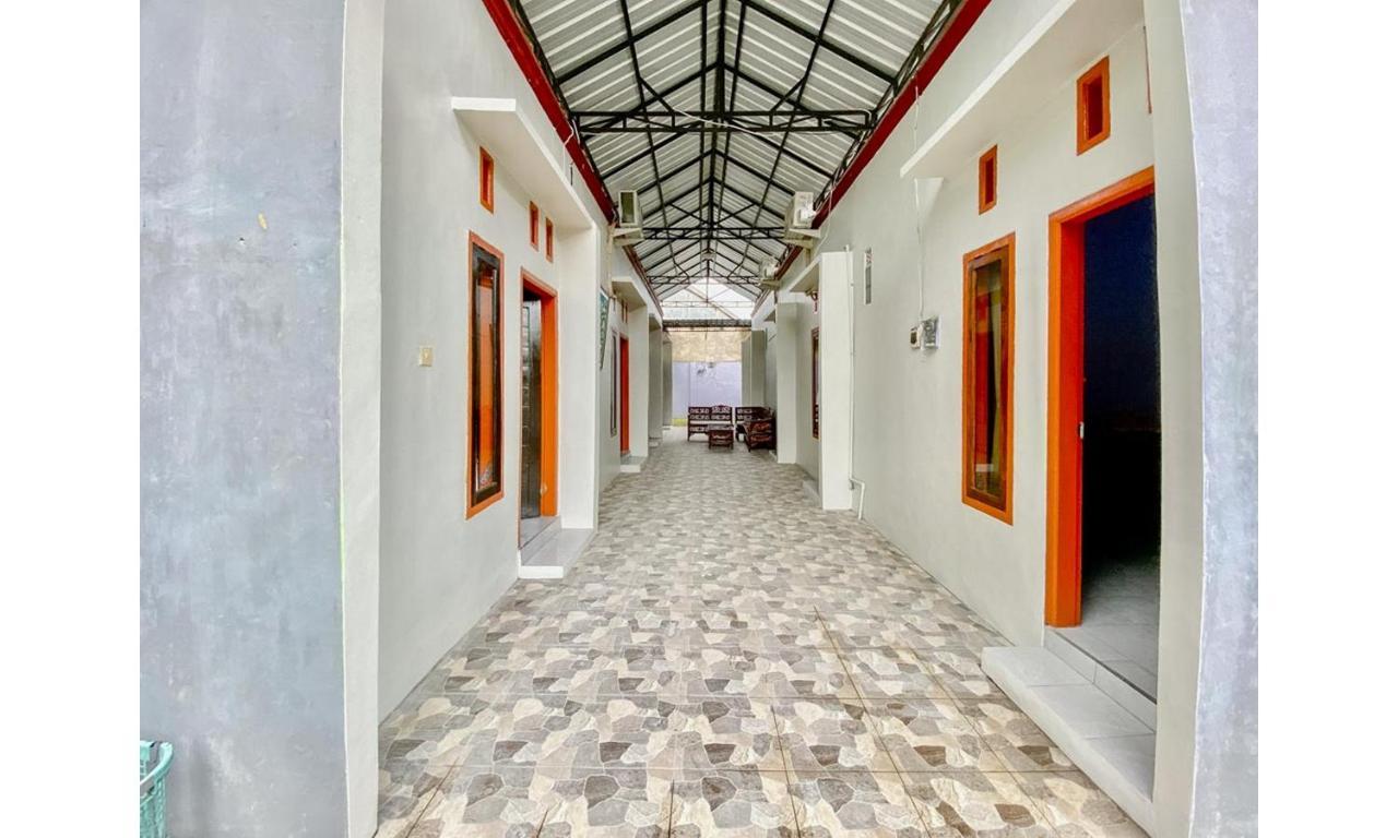Готель Griya Asri Syariah Mitra Reddoorz Rogojampi Екстер'єр фото